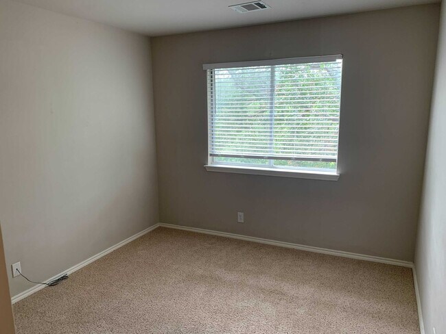 Building Photo - *MOVE IN SPECIAL* Charming 3BD/2.5BA With Deck — Loop 1604 & Potranco!