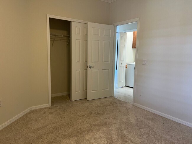 Building Photo - 2 bedroom, 2 bathroom attached villa home in Islandwalk!