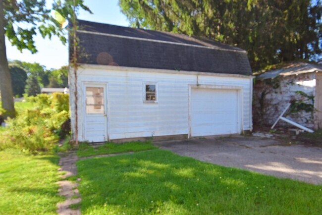 Building Photo - 2 bedroom 2 bath home with 2 story garage