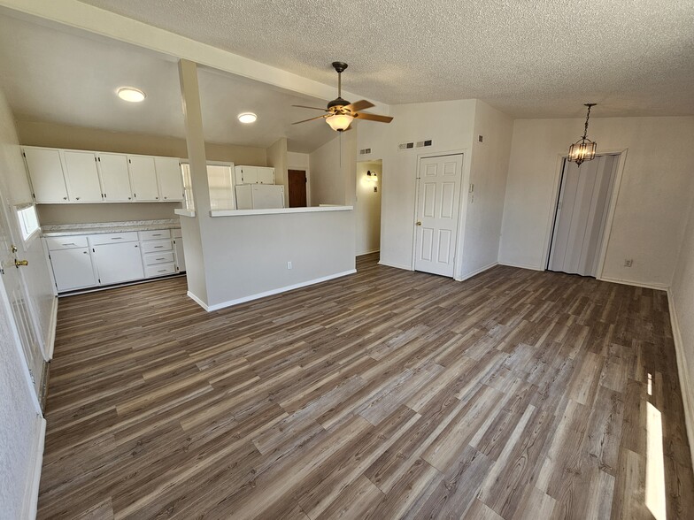 Primary Photo - 1006 S Plains Park Dr