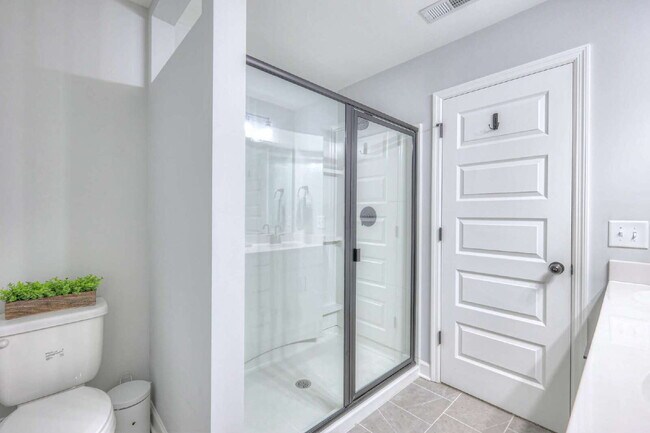 Building Photo - Like-New Modern Townhome Near Dining, Shopping, Trails & Old Hickory Lake