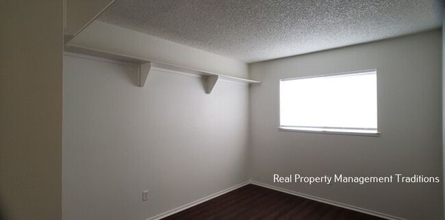 Building Photo - Cute 3 + 2 in Palmdale