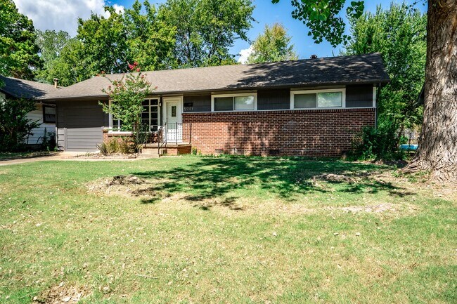 Building Photo - 3 Bed 1 Bath MIDTOWN home!!