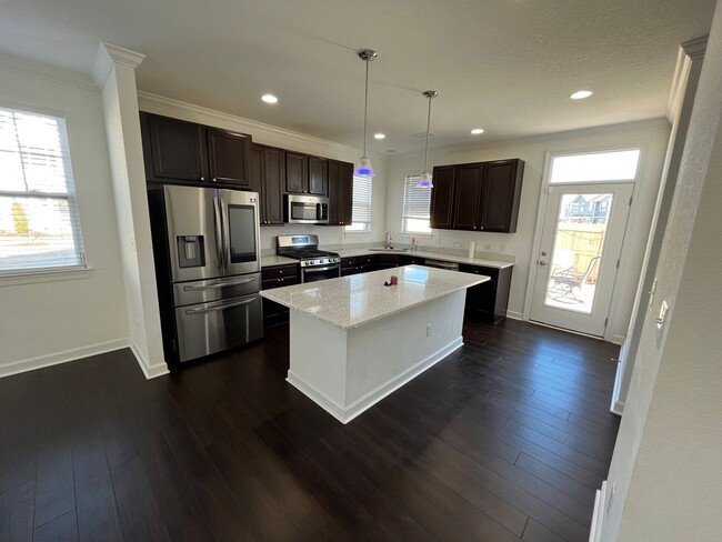 Building Photo - 4 Bedroom, 3.5 Bath Condo in Coveted Spenc...
