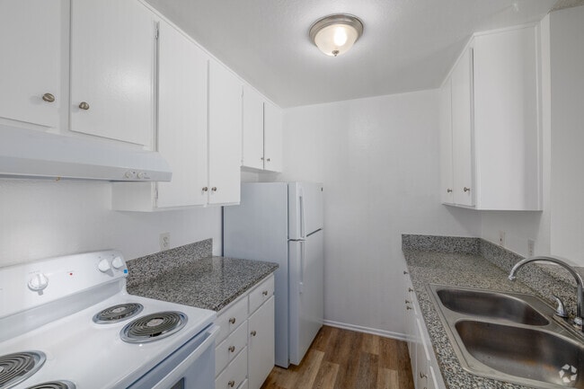1BR, 1BA - 650SF - Kitchen - Alpine Terrace Apartments