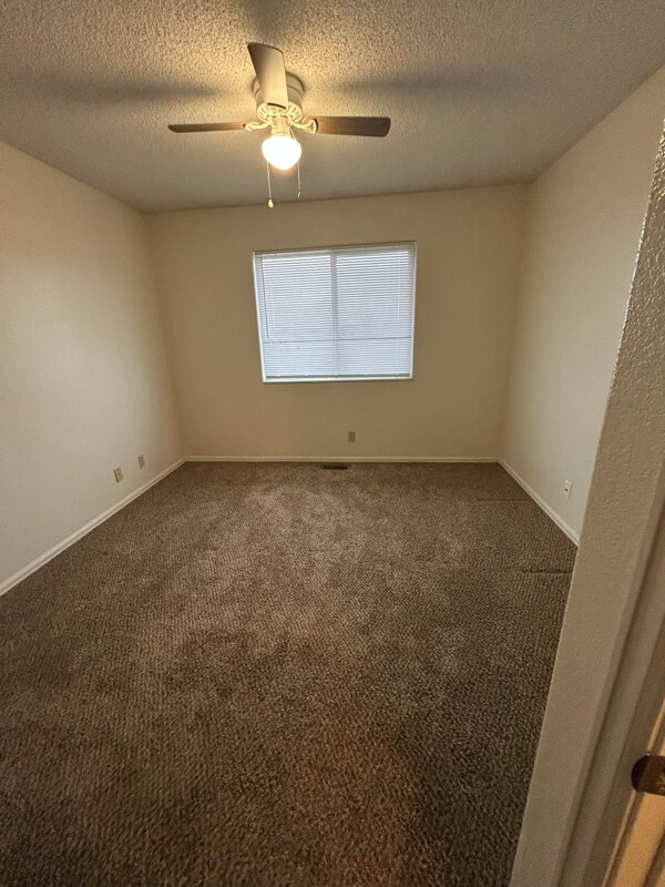 Building Photo - 895 S Knox Dr