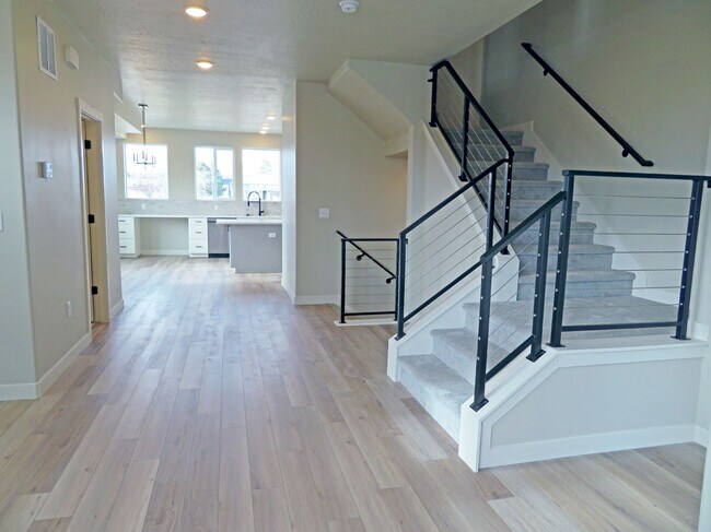 Great room, full railings, no half walls - 4708 W Miramonte Way