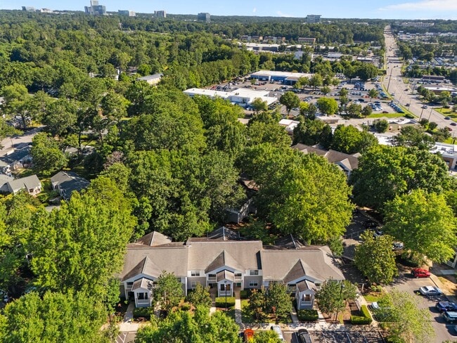 Building Photo - Beautiful Three bedrooms two baths apartment.