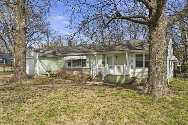 Building Photo - 1736 N Kentwood Ave