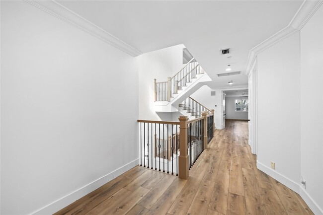 Building Photo - 218 NE 15th Ave