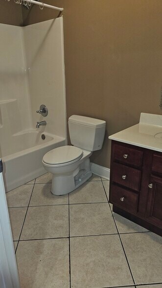 Building Photo - 646 Hidden Oaks Dr