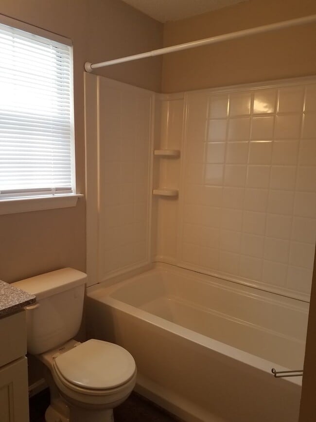 Building Photo - Beautiful 3 Bedroom in Quiet Neighborhood