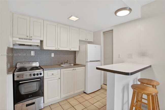 Building Photo - 1600 S Le Jeune Rd