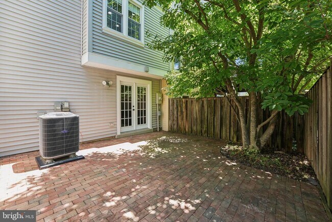 Building Photo - 71 Fendall Ave