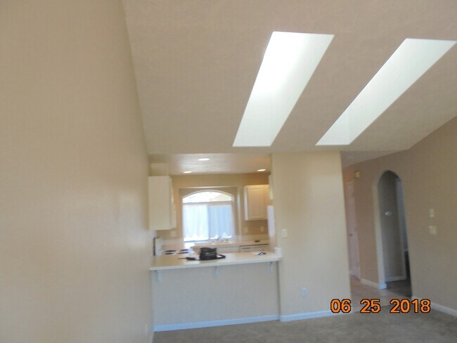Building Photo - 467 NW Meadows Dr