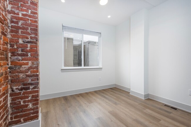 Building Photo - Welcome home to this newly renovated porch...