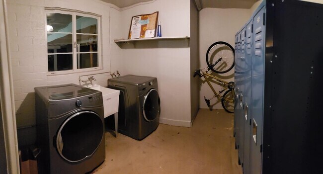 Building Photo - 909 E Marlette Ave