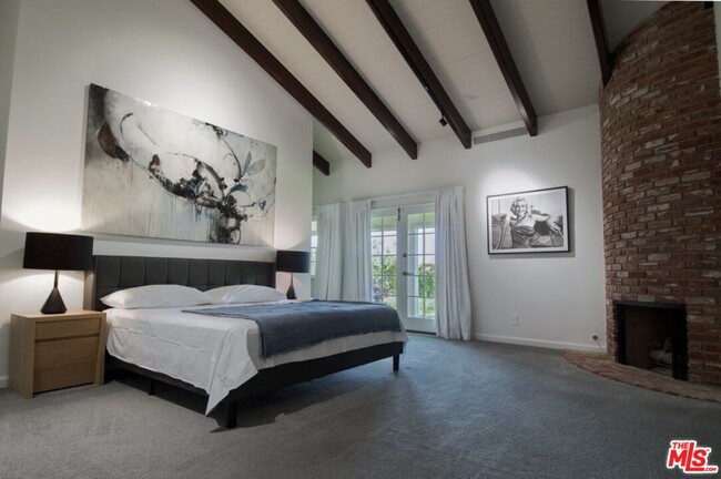 Building Photo - 1121 N Beverly Dr