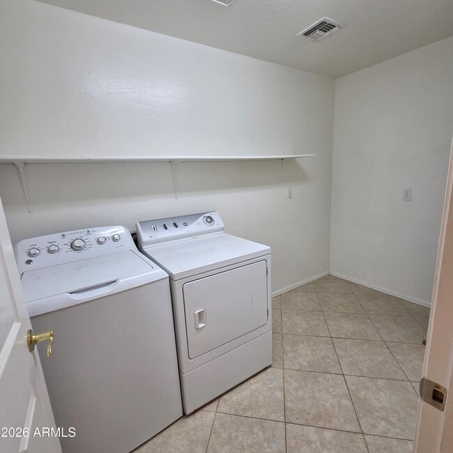 Building Photo - 2709 W Redwood Ln