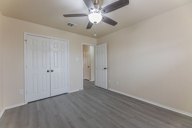 Building Photo - 5001 Bridgewood Dr