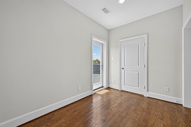 Building Photo - 1630 W 24th St