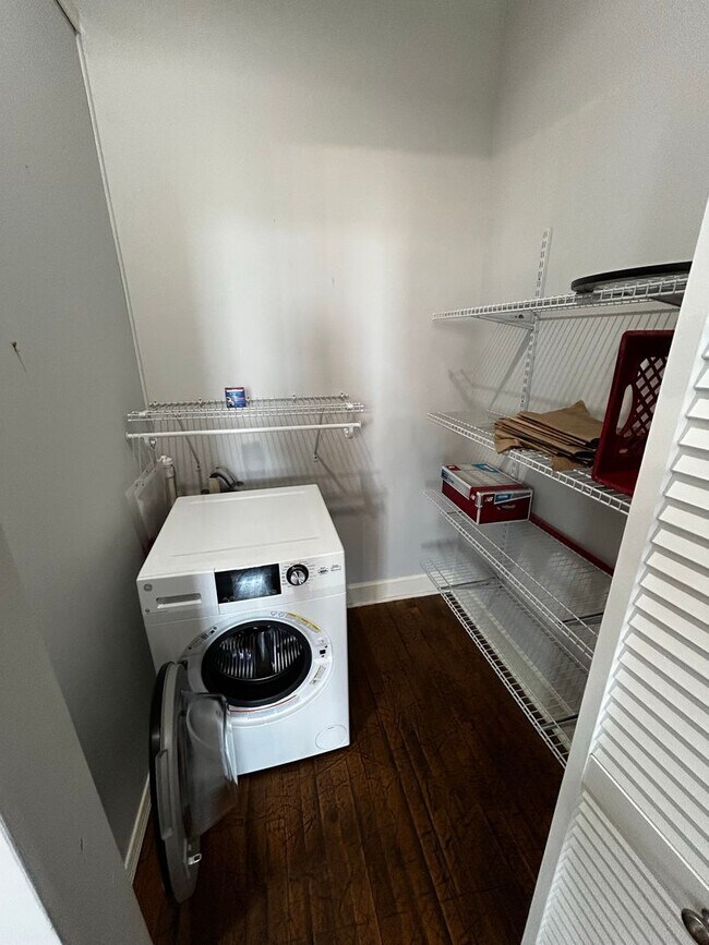 Building Photo - Riverviews 1 Bedroom with Exposed Brick, Hardwood Floors