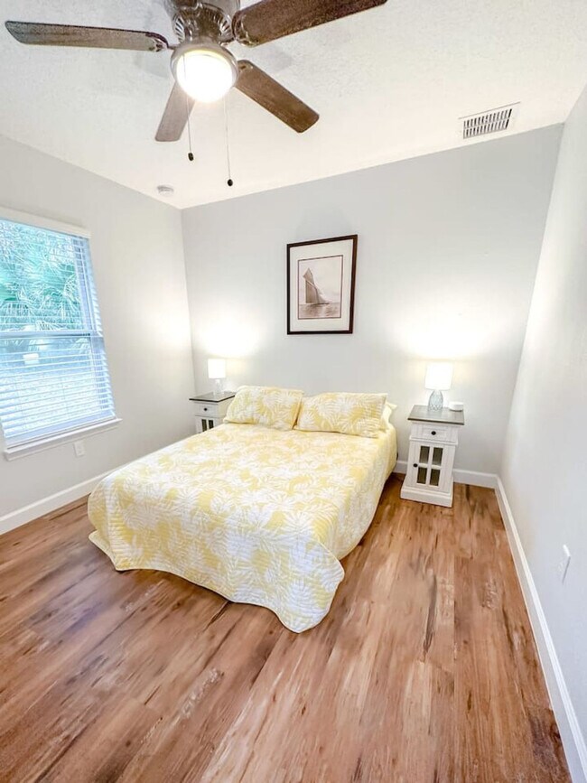 Building Photo - 942 SE 7th Ave