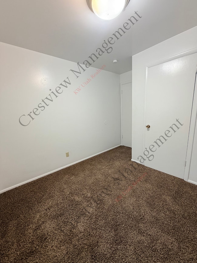 Building Photo - 549 Stringham Ave