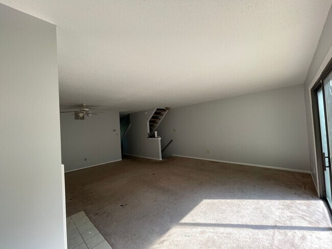 Building Photo - AWESOME TOWN HOME STEPS AWAY FROM BEACH ACCESS