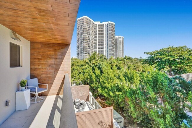 Building Photo - 3040 N Ocean Blvd