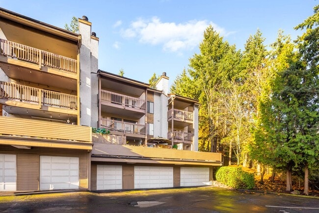 Building Photo - Limited Time Offer! Spacious 2Bd/2Bath Condo located in The Ridge Community in Bellevue