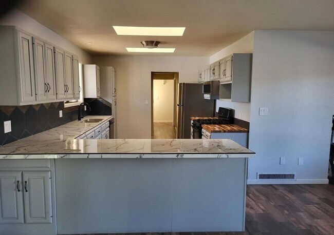 Building Photo - Cute Ranch Style 3 Bedroom, 2 Bath, On 4 A...