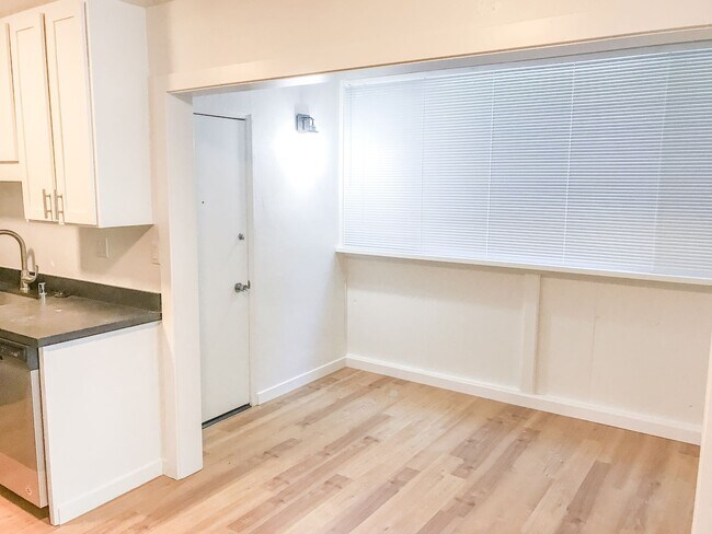 Building Photo - Stunning Remodeled 2BR/2BATHROOM Flat! Fir...