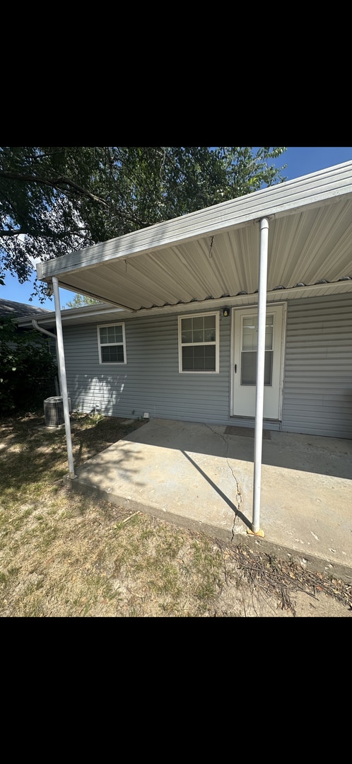 Building Photo - Remodeled 2 bedroom, 1 bath duplex with co...