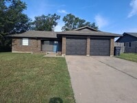 Building Photo - 111 SE Coachman Dr