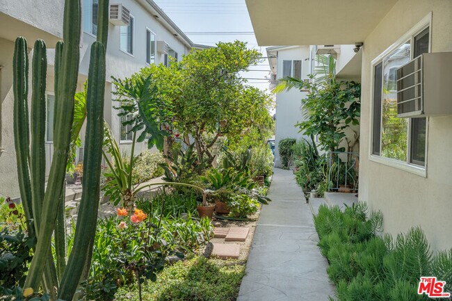 Building Photo - 256 S Doheny Dr