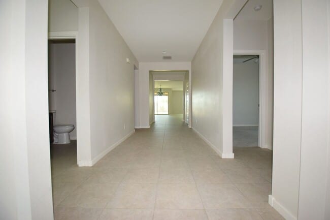 Building Photo - Impressive 4 bed 3 bath Circle Cross Home!