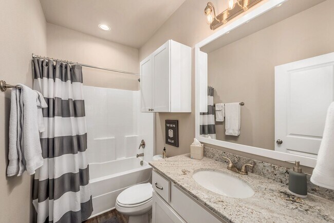 Primary Photo - 4/4.5 in Pershing Pointe Townhomes! Availa...