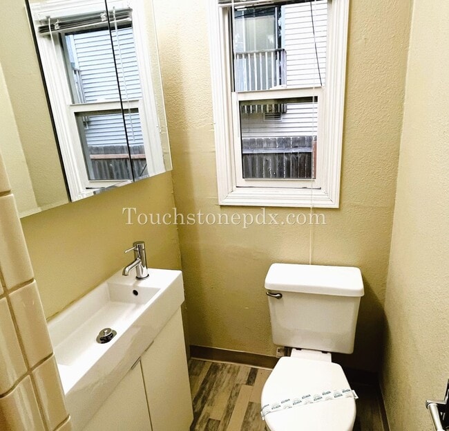 Building Photo - Cozy Urban Living: 2BD/1BA in Brentwood-Da...