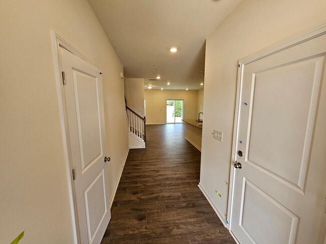 Building Photo - Beautiful Townhome in North Charlotte