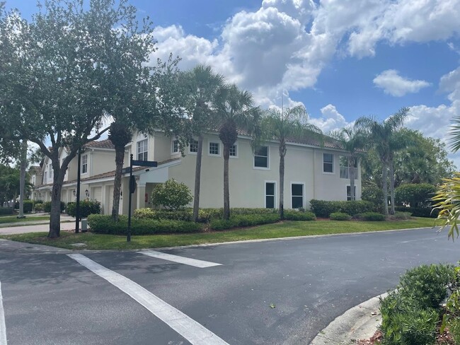 Building Photo - ** BEAUTIFUL UNFURNISHED 3 BED\2 BATH LAKE...