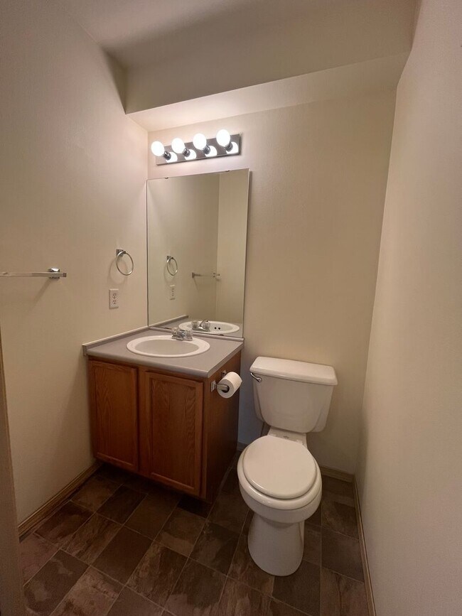 Building Photo - Townhouse Style Two Bedroom Apartment in Bellingham