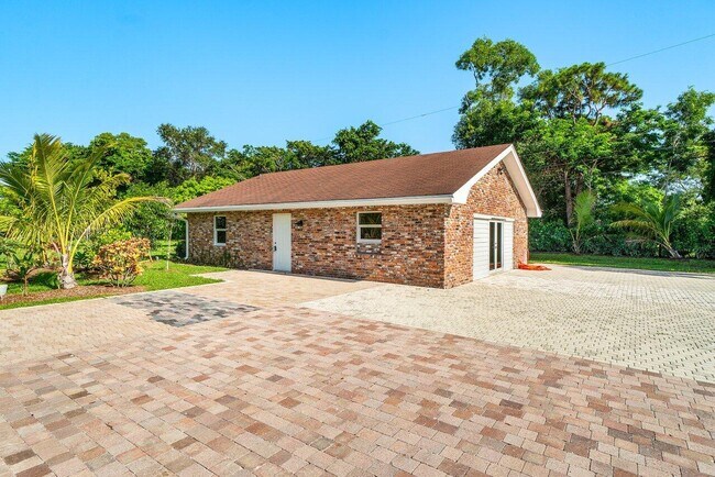 Building Photo - 5065 Horseshoe Cir N