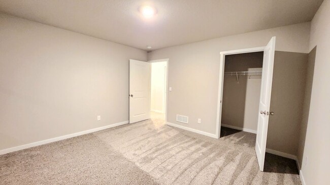 Building Photo - Modern 4BR Home Near Great Western Bike Trail | West Des Moines