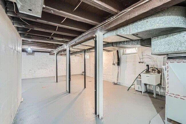 Building Photo - 707 Jenks Ave E