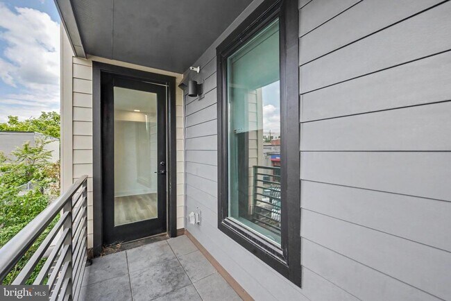 Building Photo - 701 N Henry St