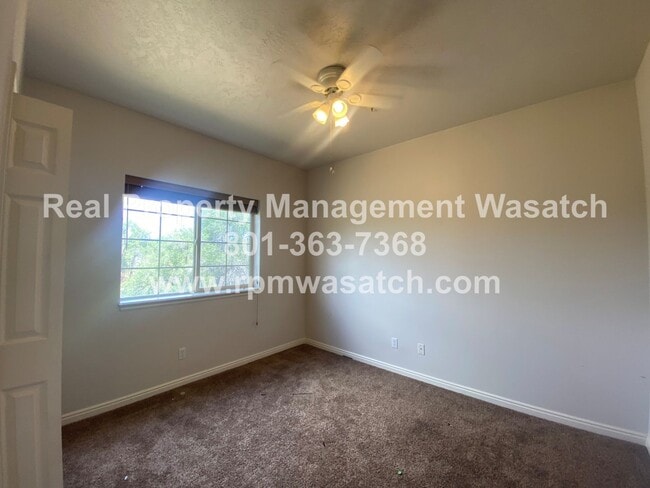Building Photo - Cute 3 Bedroom 2 Bath Condo with a View!