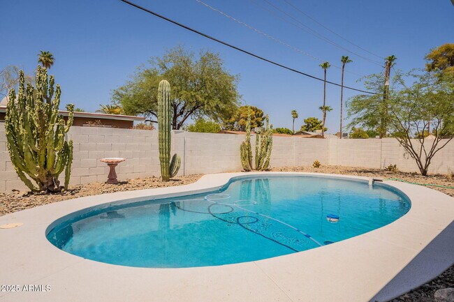 Building Photo - 1530 E Alameda Dr