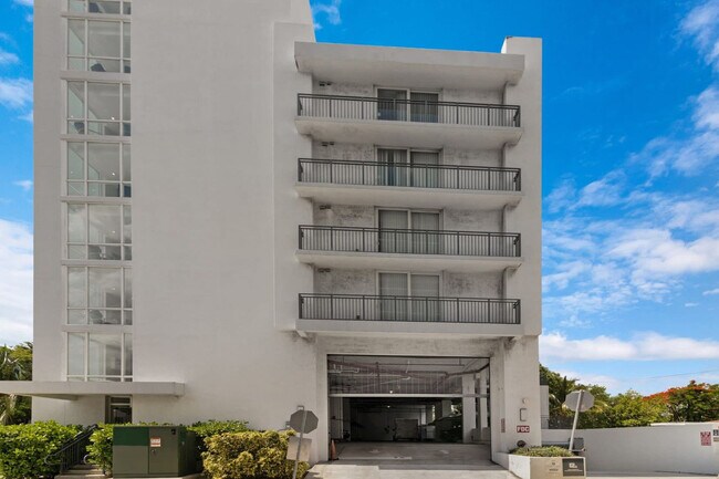 Building Photo - 1710 SW 27th Ave