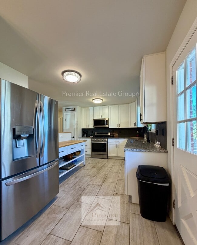 Building Photo - 1122 Pike Dr